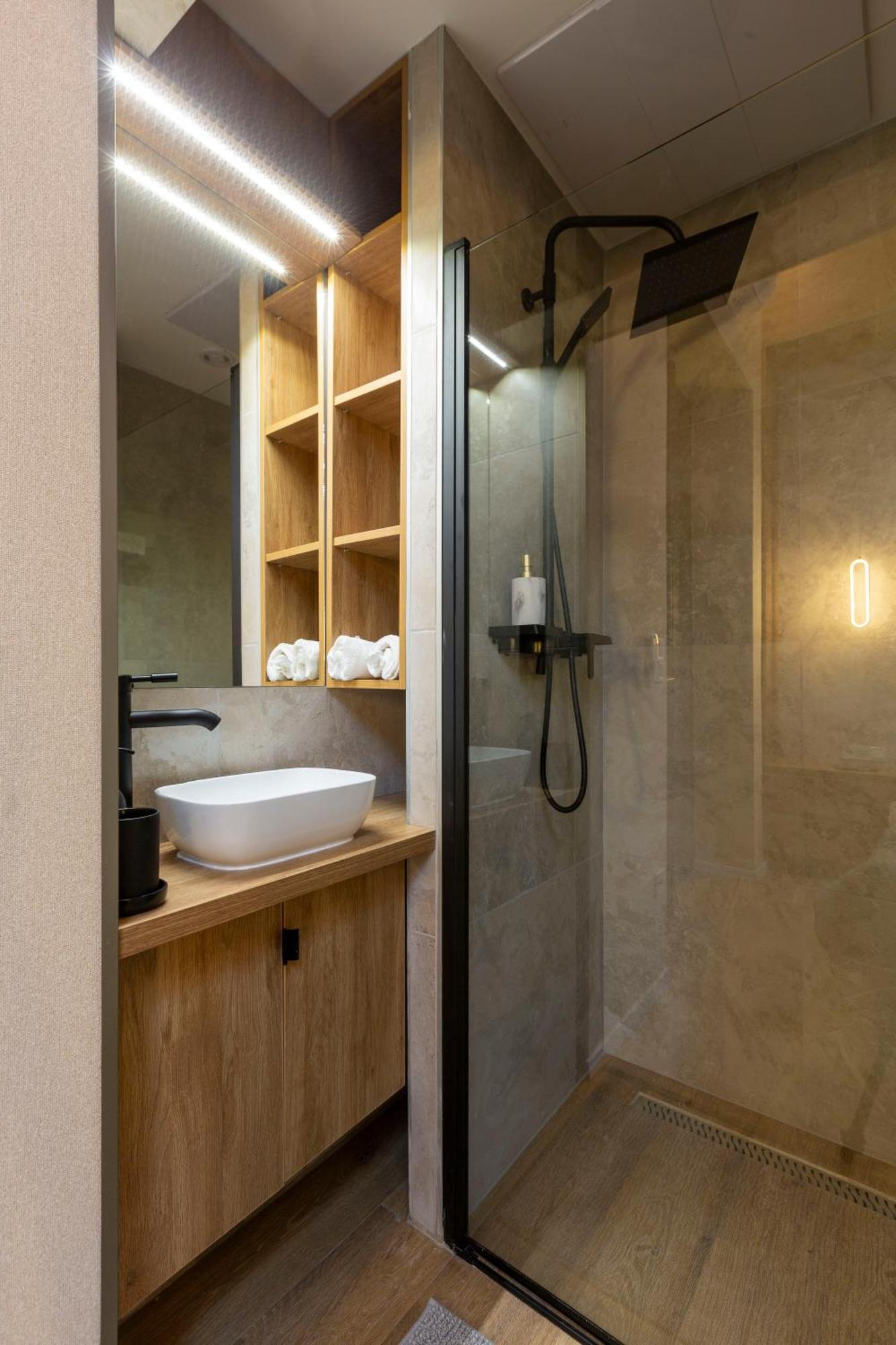 Luxurious & Spacious In The Kertesz Street *