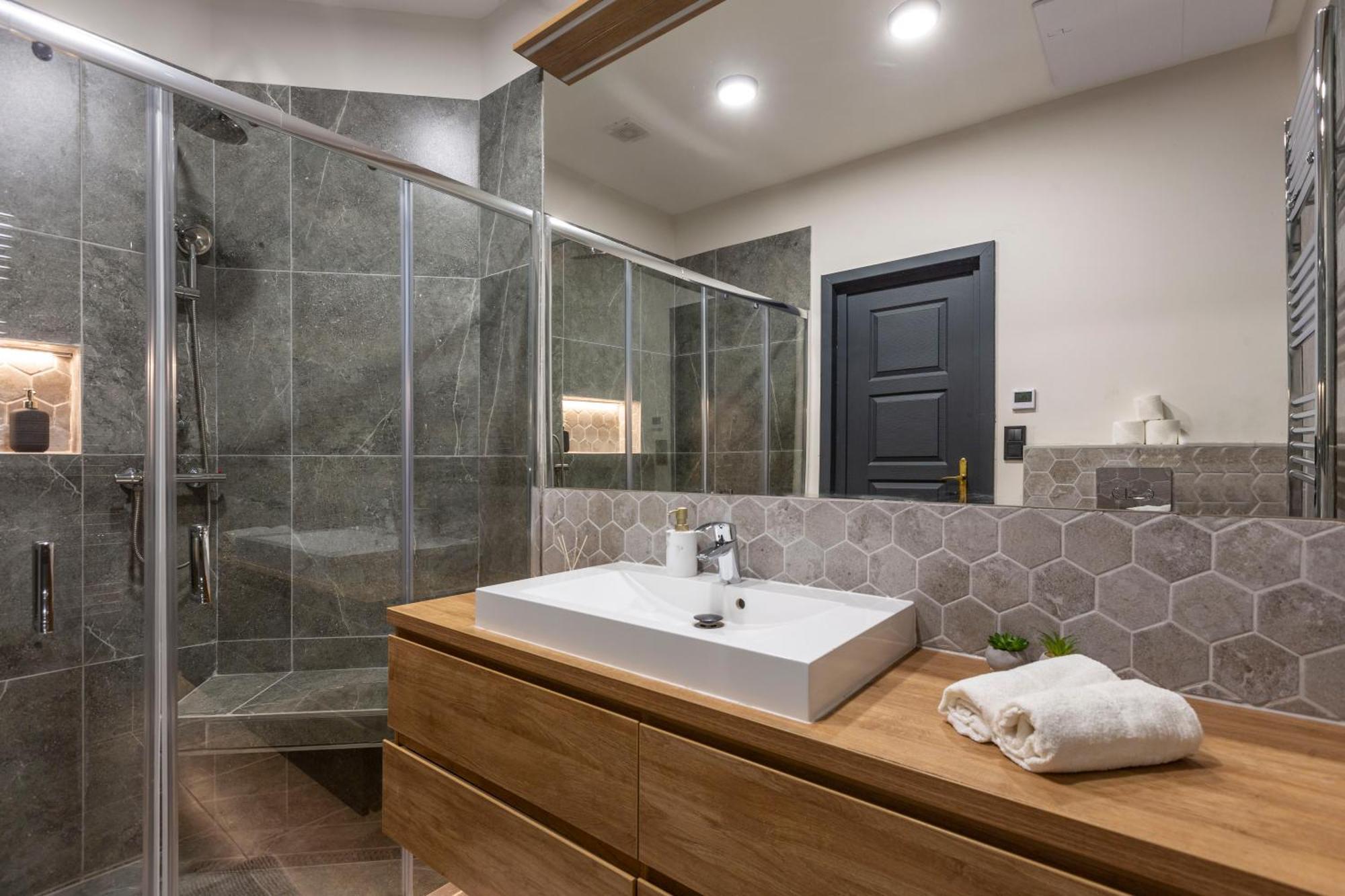 Luxurious & Spacious In The Kertesz Street