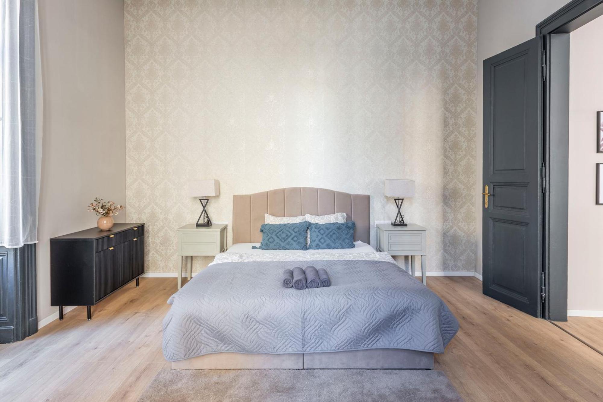 Luxurious & Spacious In The Kertesz Street Budapest
