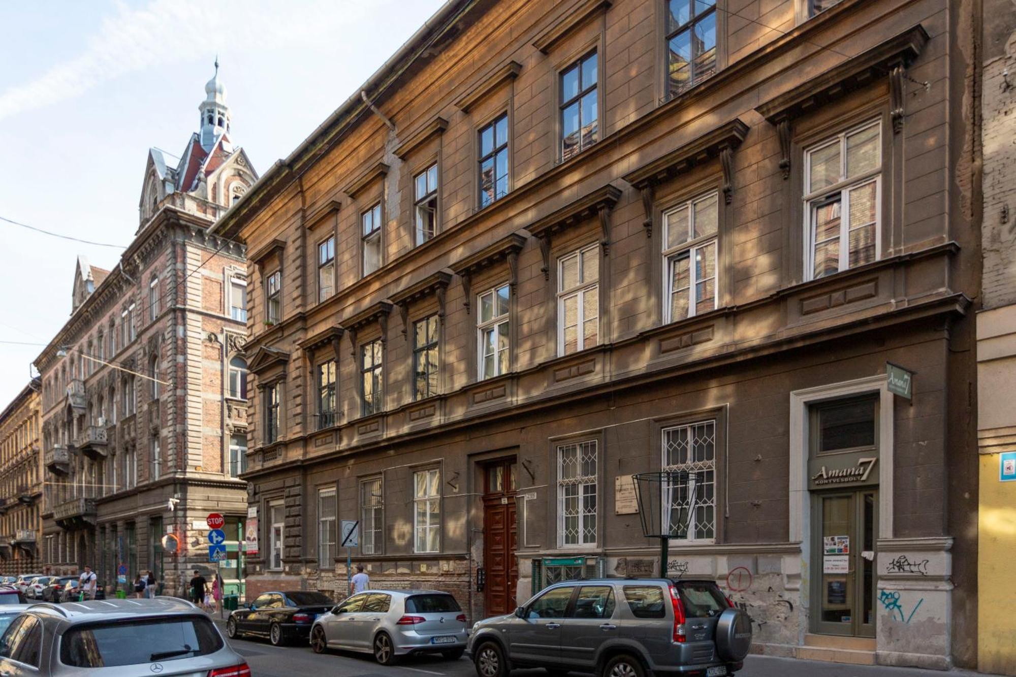 Luxurious & Spacious In The Kertesz Street